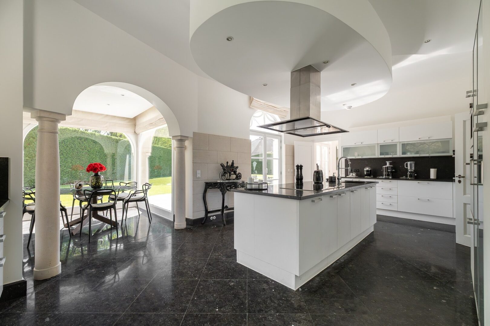 6 Bedroom Villa/Townhouse's Image 8
